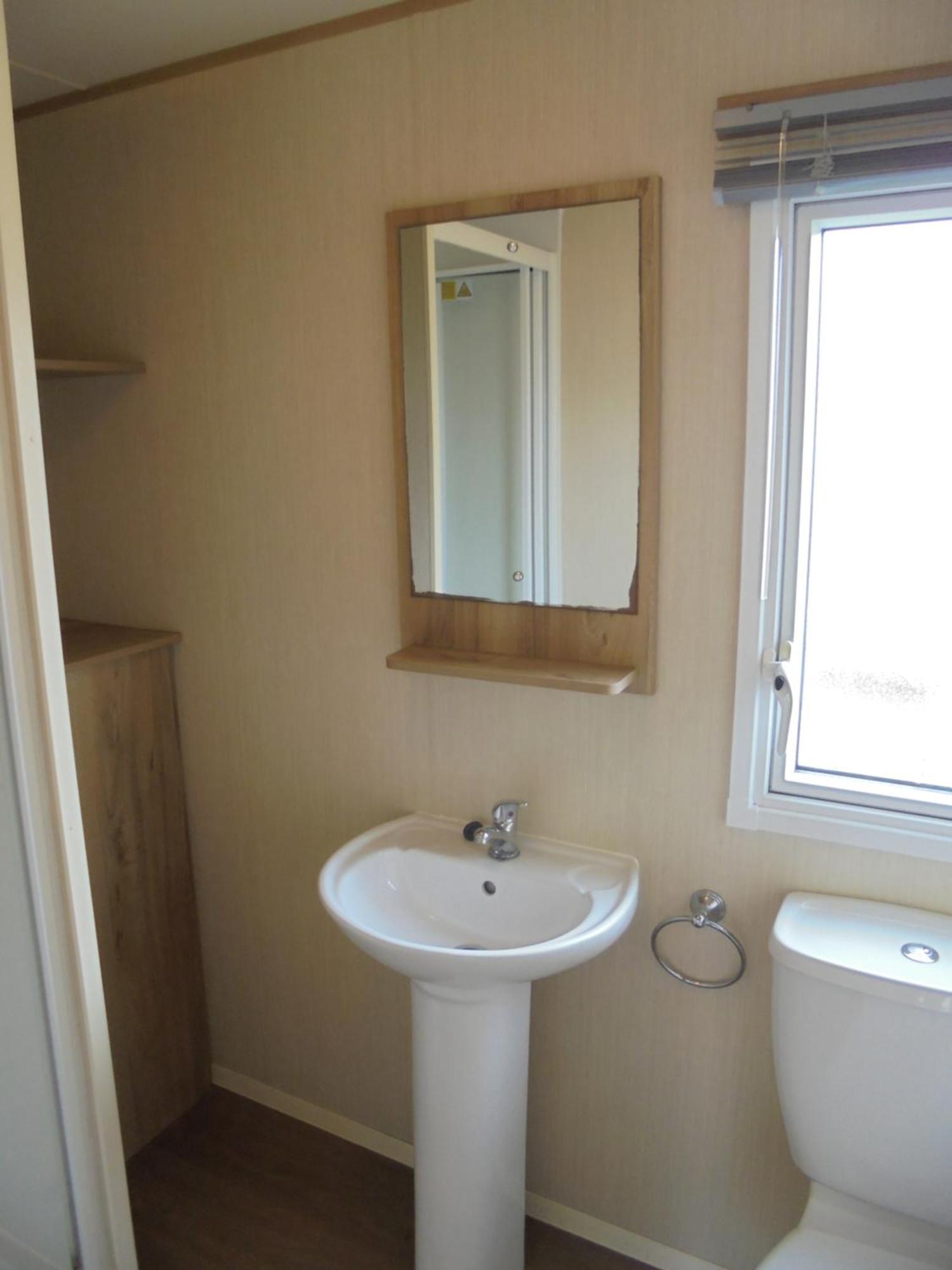 Kingfisher Horizon Iii 8 Berth Close To Site Entrance