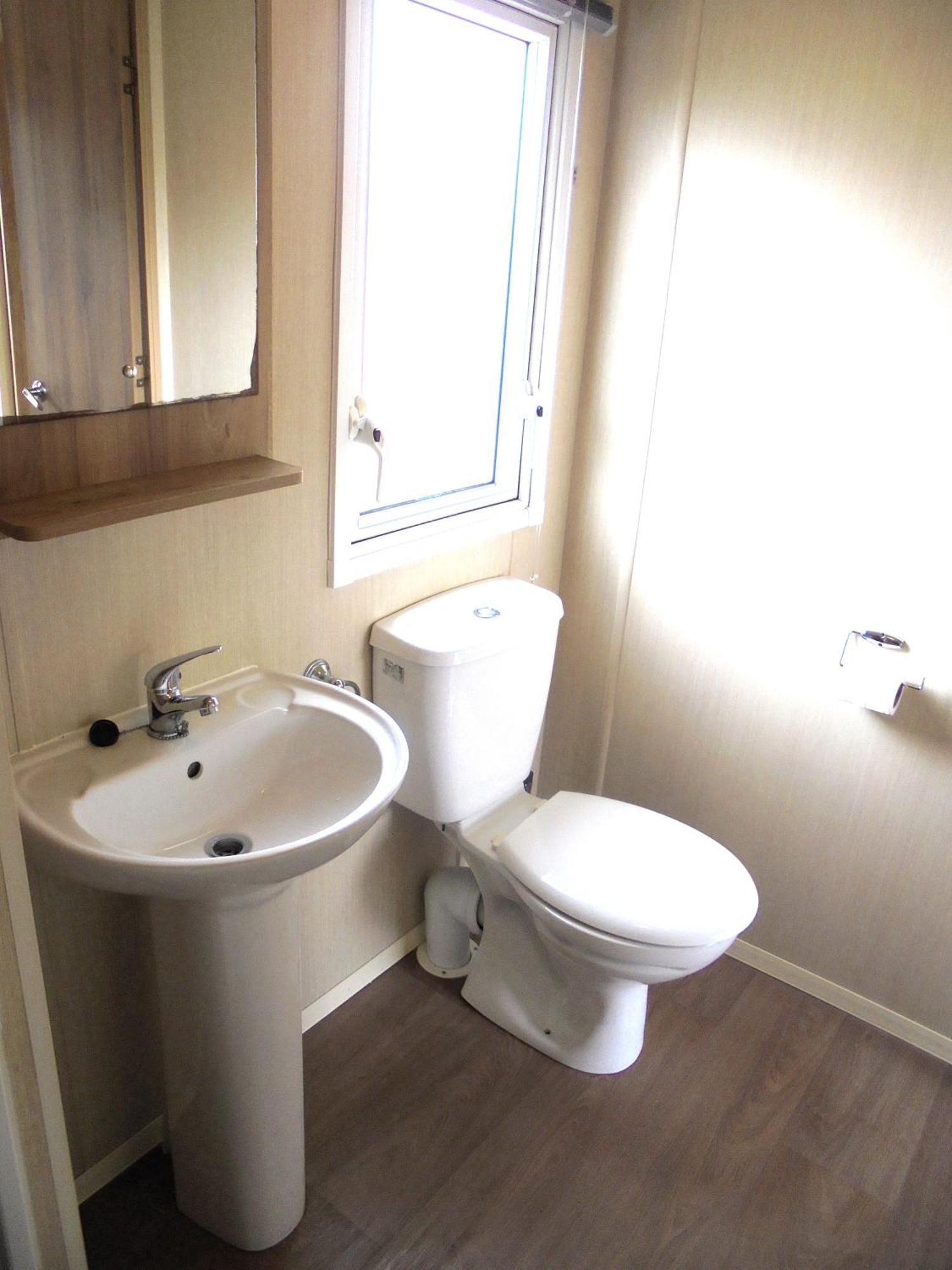 Kingfisher Horizon Iii 8 Berth Close To Site Entrance
